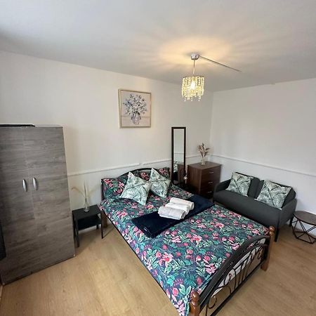 2 Bedroom Flat, 2 Minutes Walk To Bethnalgreen Station, Central Лондон Екстер'єр фото