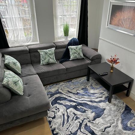 2 Bedroom Flat, 2 Minutes Walk To Bethnalgreen Station, Central Лондон Екстер'єр фото