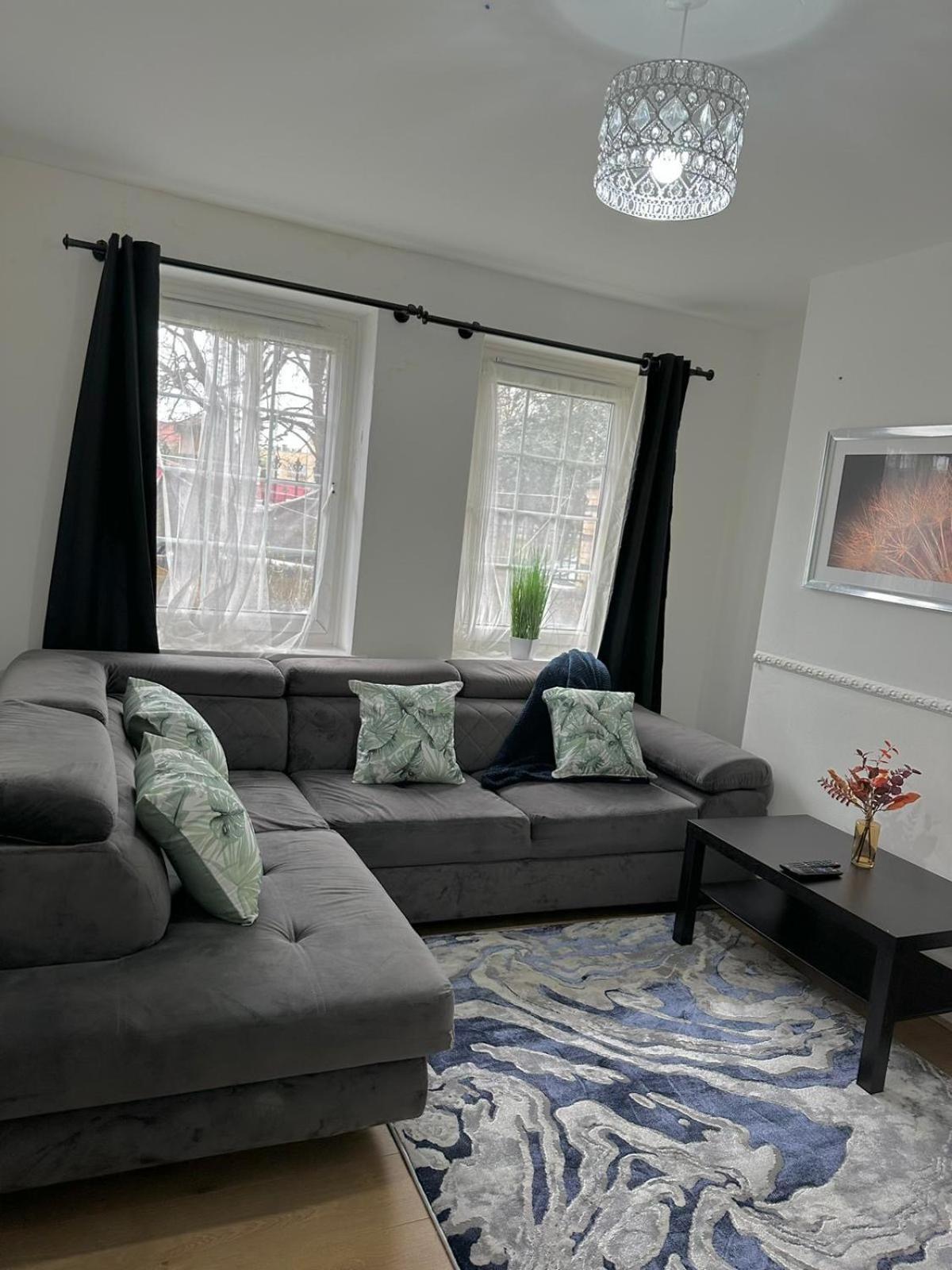2 Bedroom Flat, 2 Minutes Walk To Bethnalgreen Station, Central Лондон Екстер'єр фото