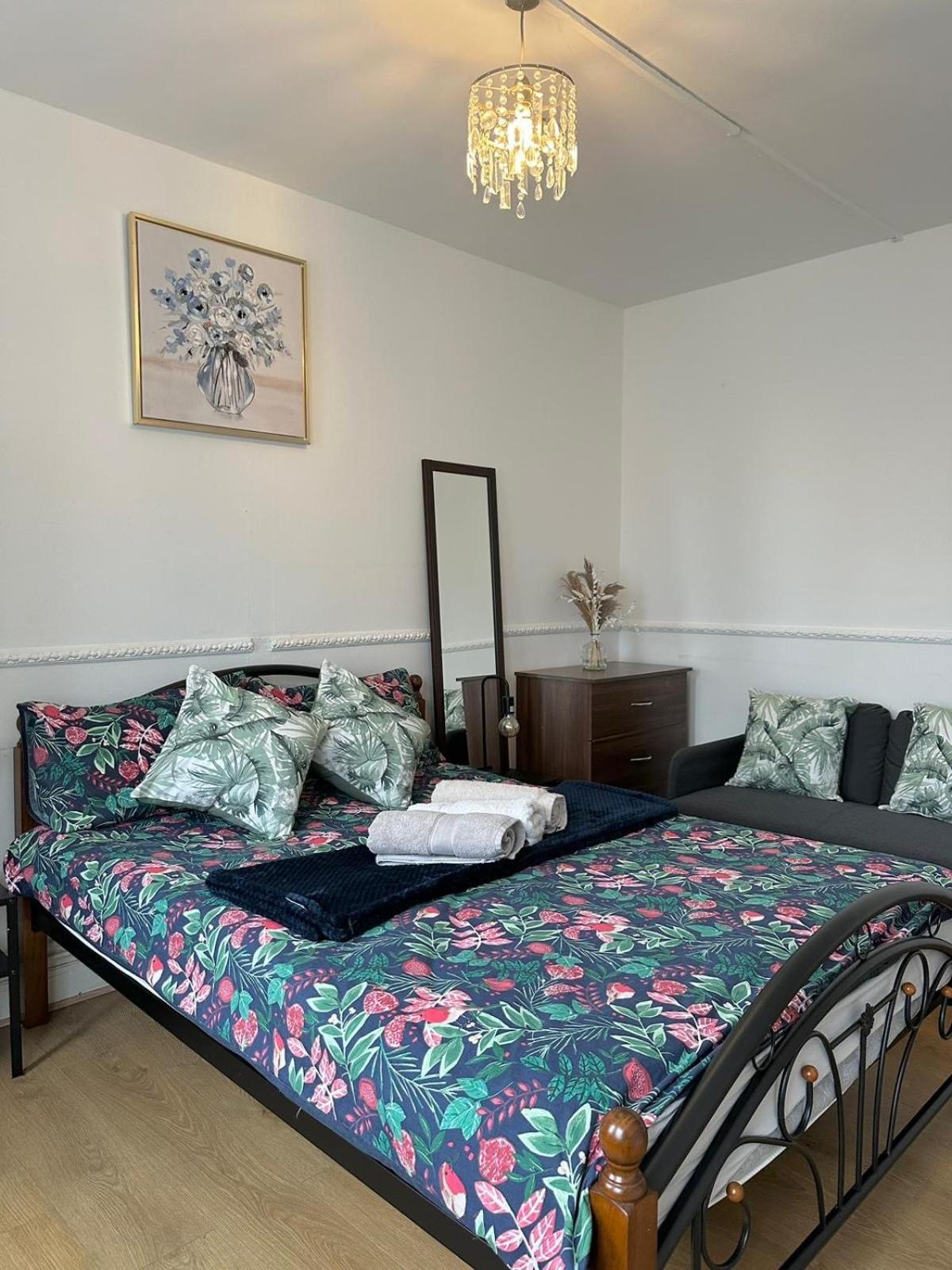 2 Bedroom Flat, 2 Minutes Walk To Bethnalgreen Station, Central Лондон Екстер'єр фото