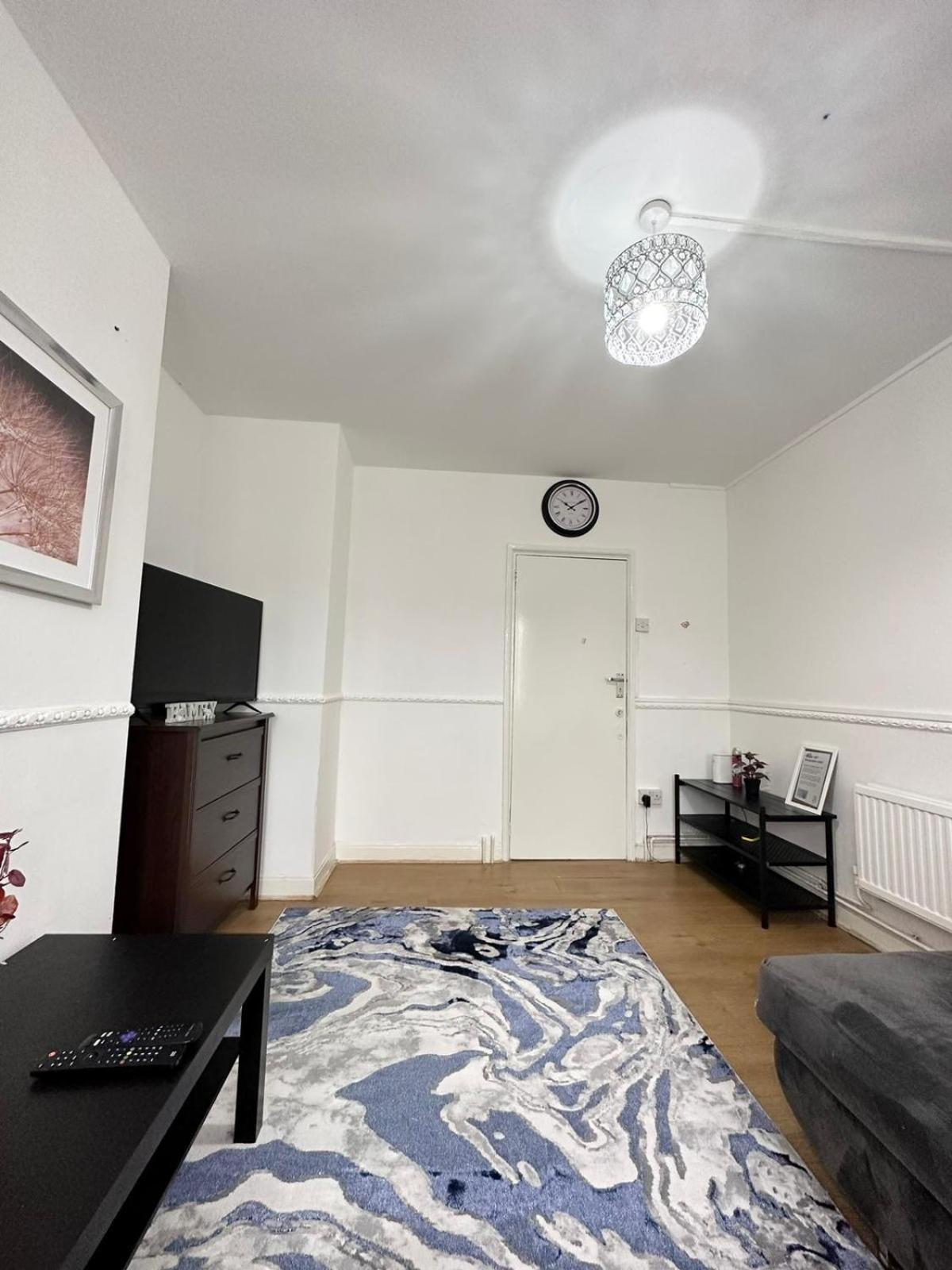 2 Bedroom Flat, 2 Minutes Walk To Bethnalgreen Station, Central Лондон Екстер'єр фото