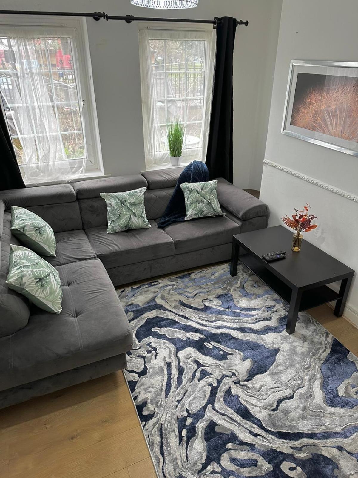 2 Bedroom Flat, 2 Minutes Walk To Bethnalgreen Station, Central Лондон Екстер'єр фото