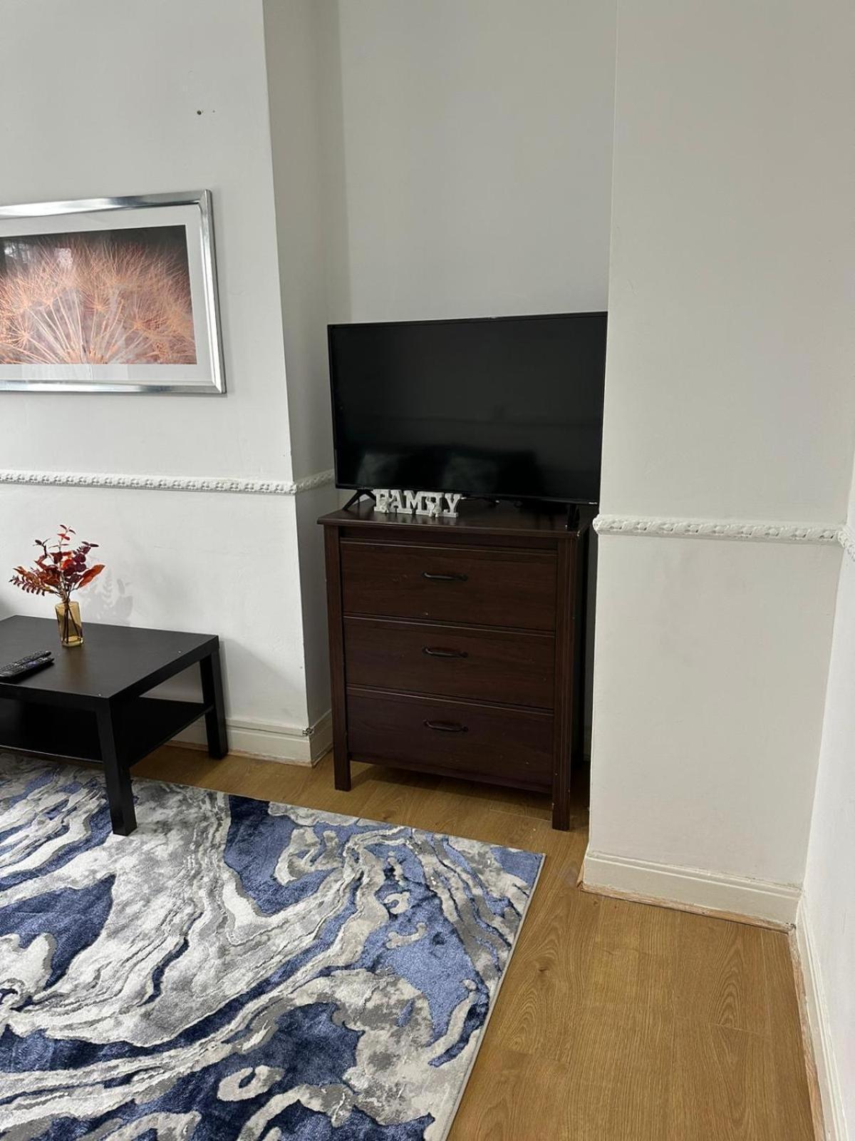 2 Bedroom Flat, 2 Minutes Walk To Bethnalgreen Station, Central Лондон Екстер'єр фото