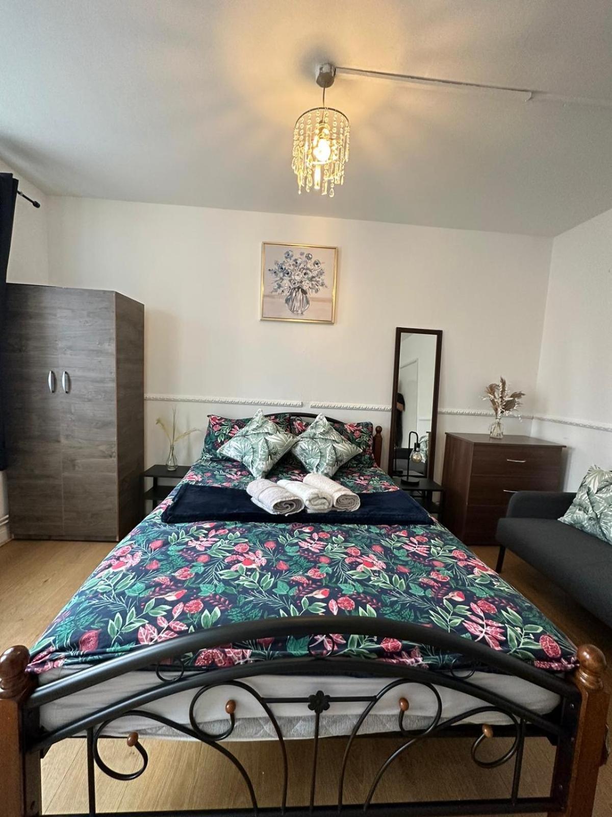 2 Bedroom Flat, 2 Minutes Walk To Bethnalgreen Station, Central Лондон Екстер'єр фото