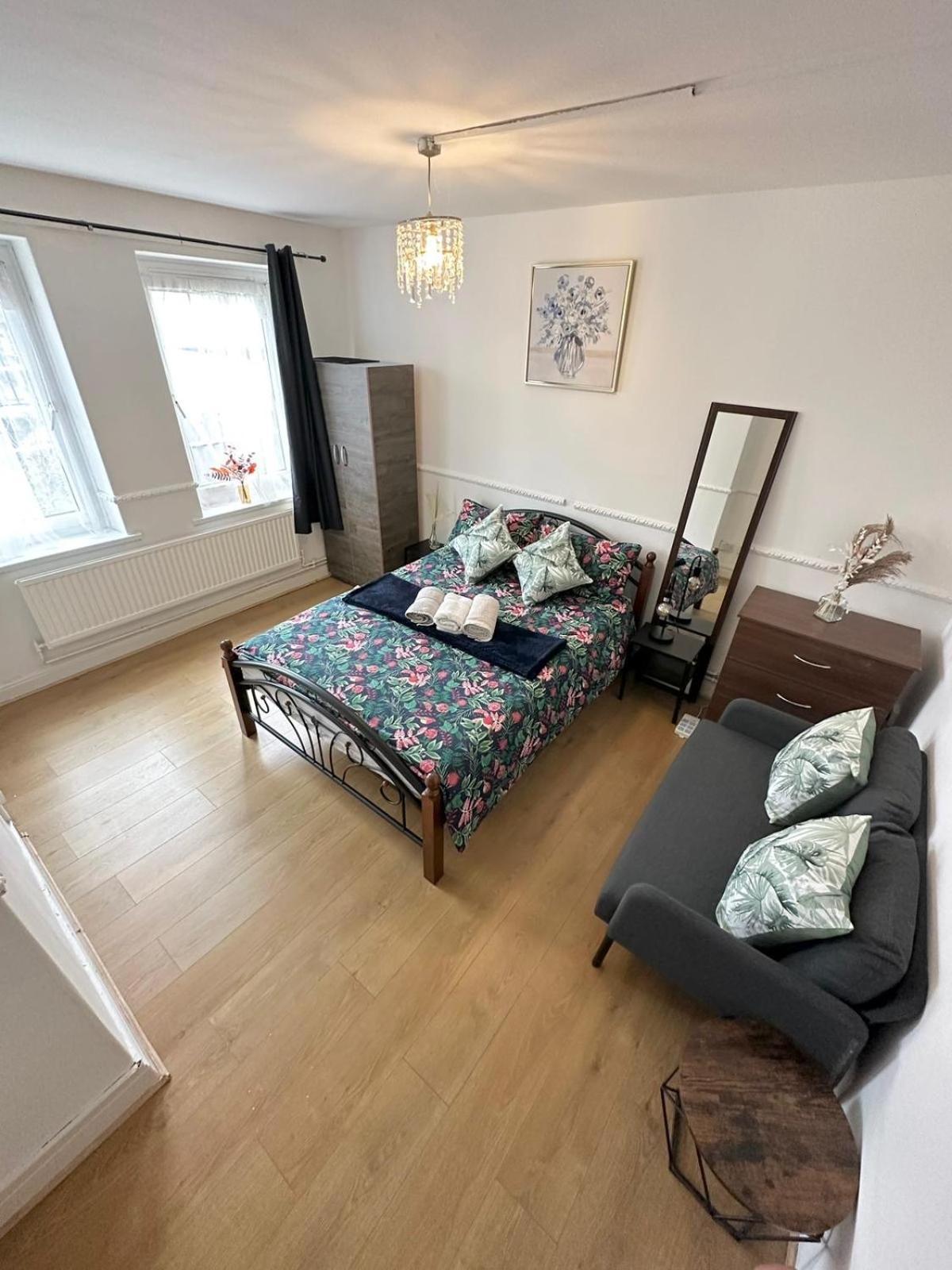 2 Bedroom Flat, 2 Minutes Walk To Bethnalgreen Station, Central Лондон Екстер'єр фото