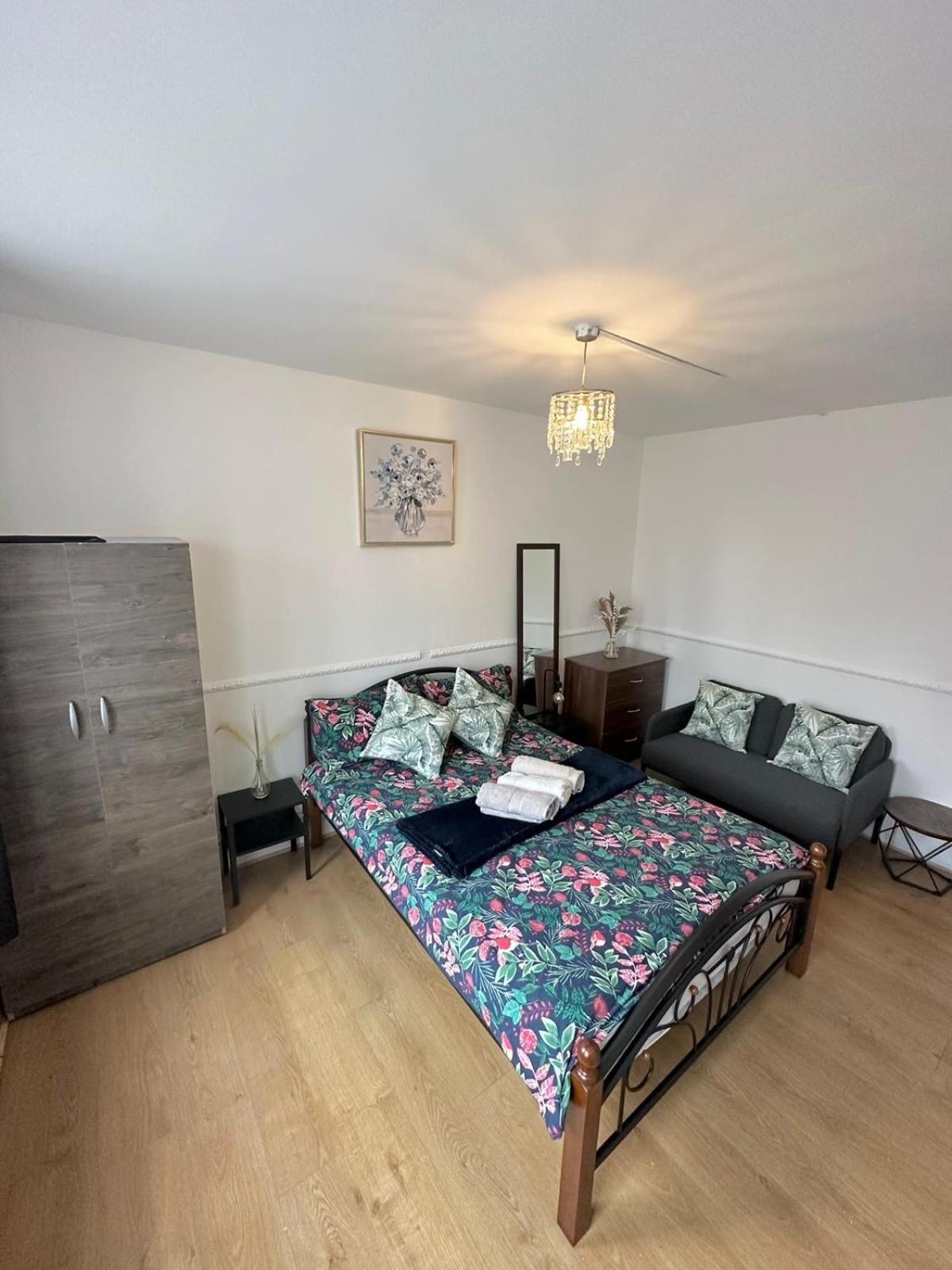 2 Bedroom Flat, 2 Minutes Walk To Bethnalgreen Station, Central Лондон Екстер'єр фото