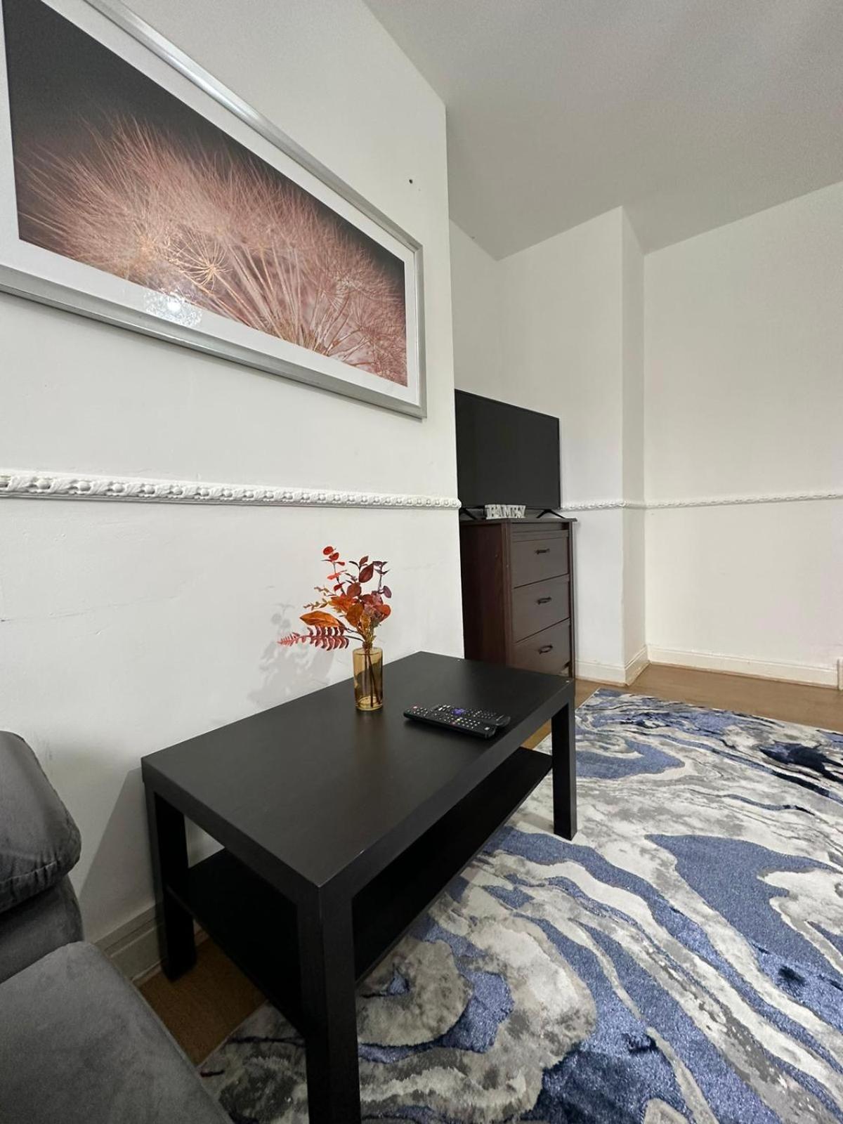 2 Bedroom Flat, 2 Minutes Walk To Bethnalgreen Station, Central Лондон Екстер'єр фото