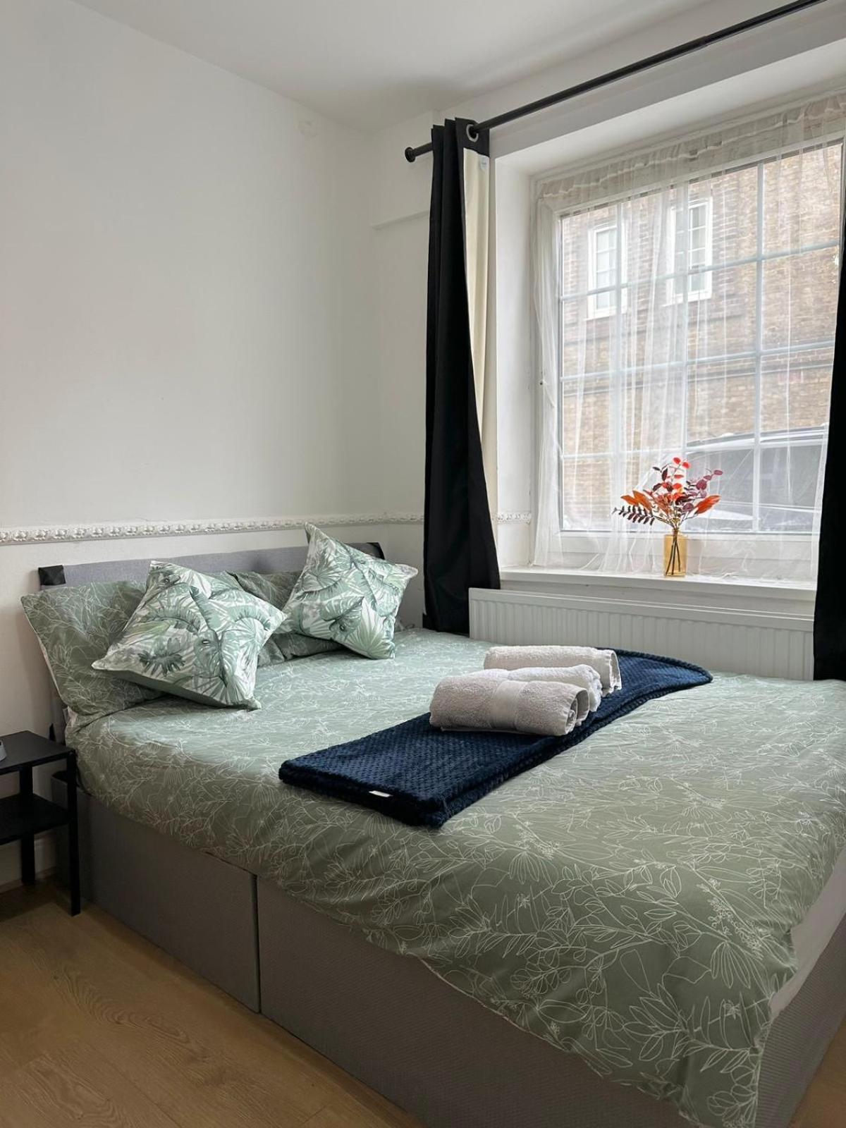 2 Bedroom Flat, 2 Minutes Walk To Bethnalgreen Station, Central Лондон Екстер'єр фото
