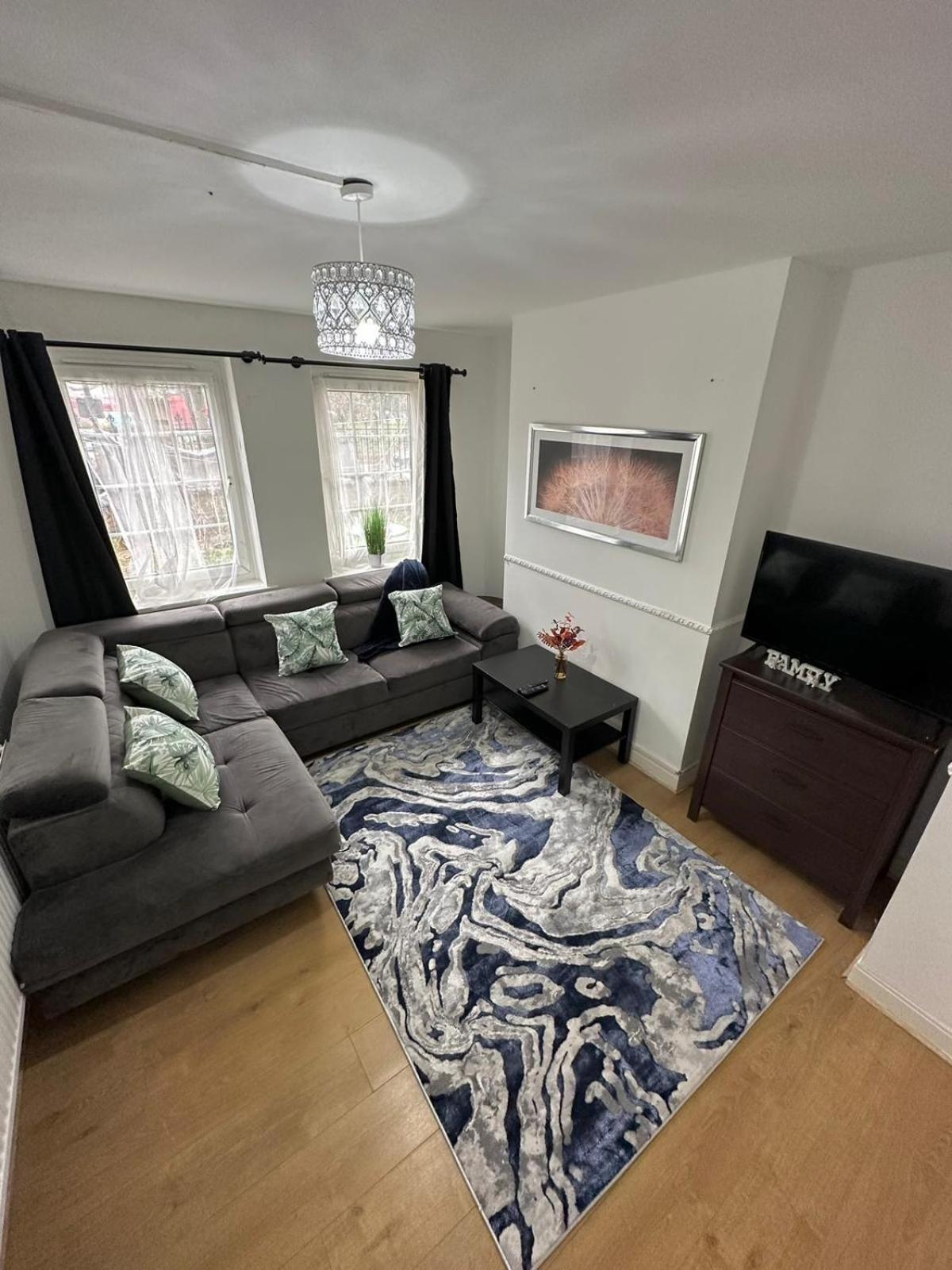 2 Bedroom Flat, 2 Minutes Walk To Bethnalgreen Station, Central Лондон Екстер'єр фото