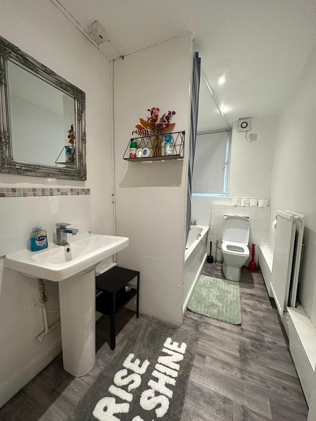 2 Bedroom Flat, 2 Minutes Walk To Bethnalgreen Station, Central Лондон Екстер'єр фото