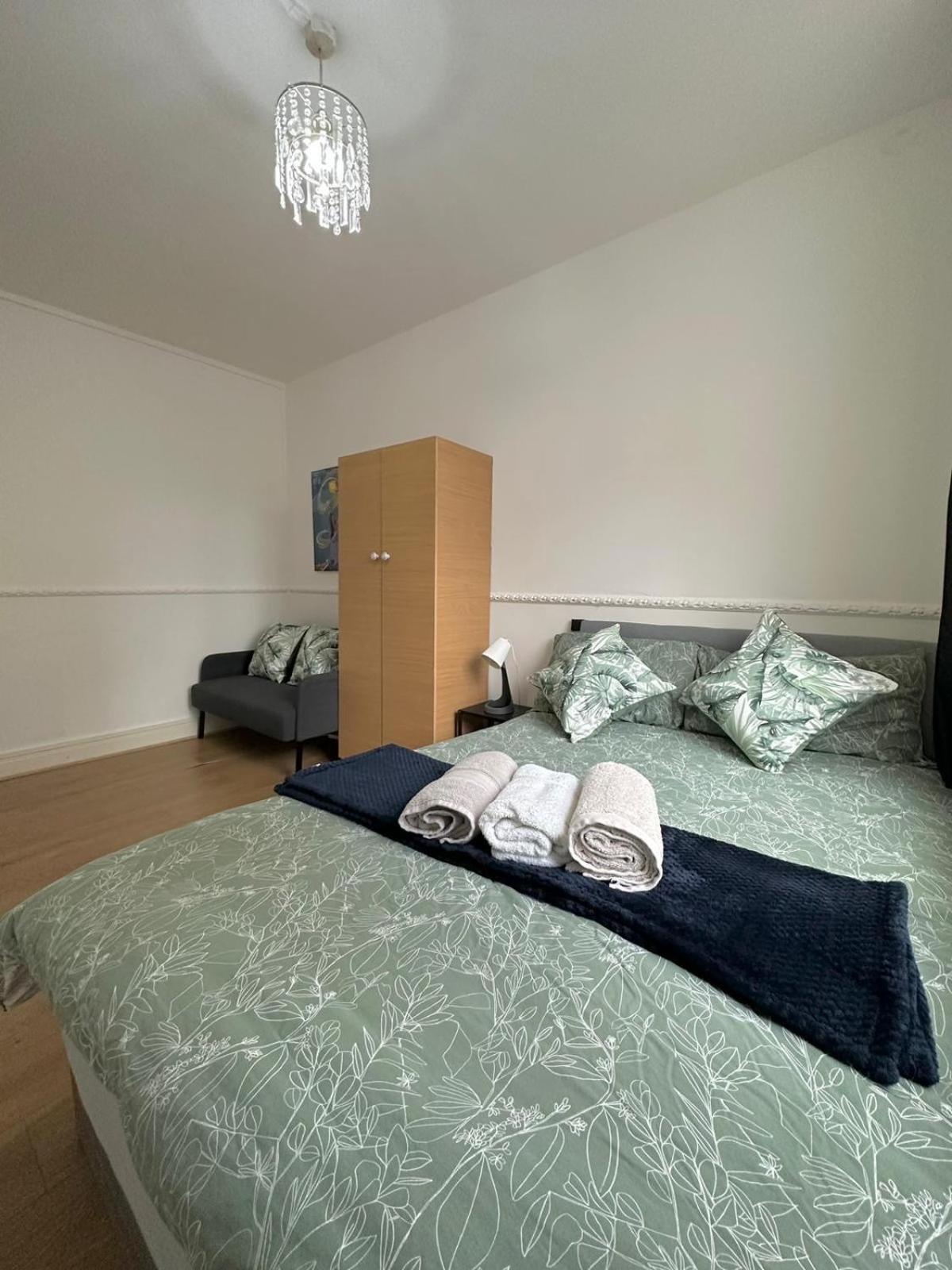 2 Bedroom Flat, 2 Minutes Walk To Bethnalgreen Station, Central Лондон Екстер'єр фото