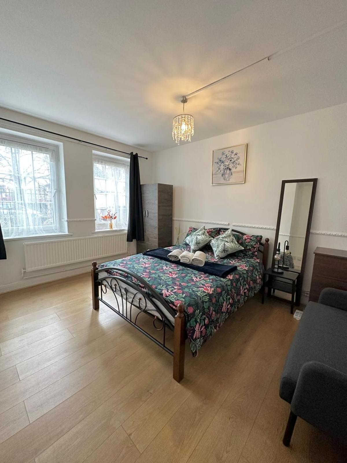 2 Bedroom Flat, 2 Minutes Walk To Bethnalgreen Station, Central Лондон Екстер'єр фото