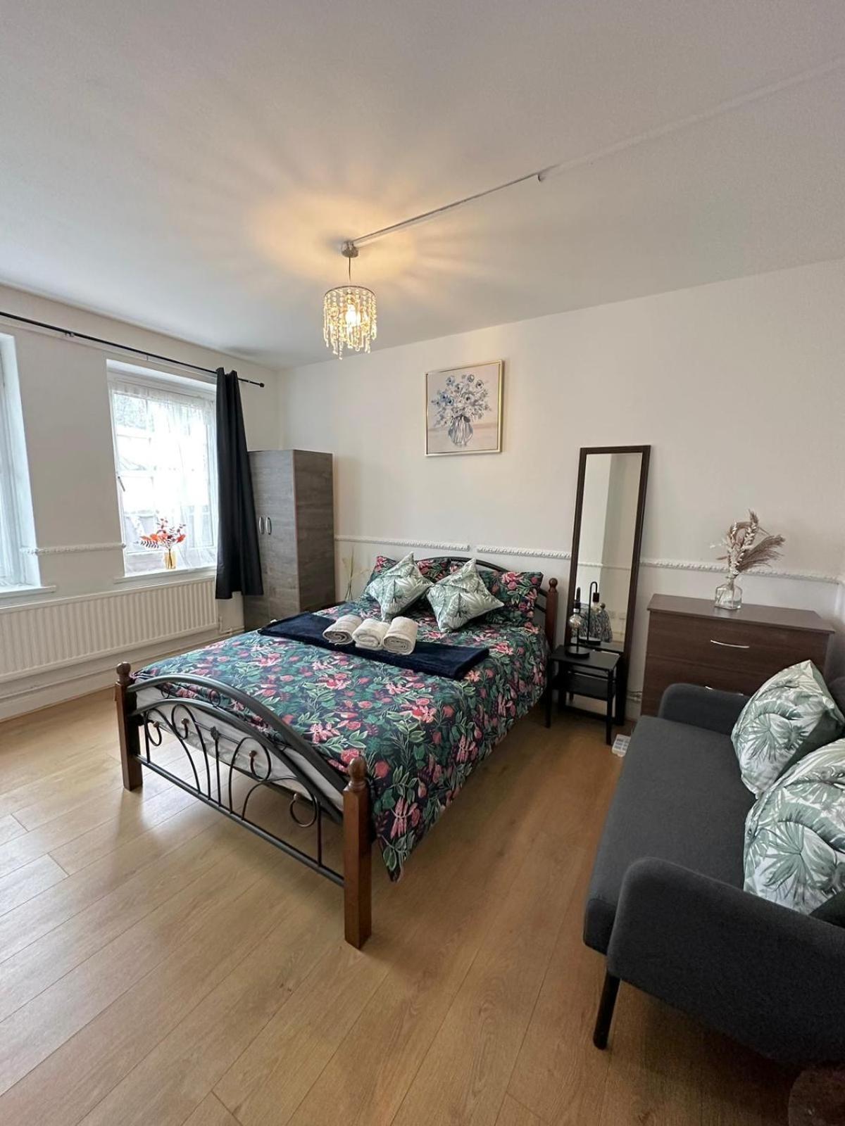 2 Bedroom Flat, 2 Minutes Walk To Bethnalgreen Station, Central Лондон Екстер'єр фото