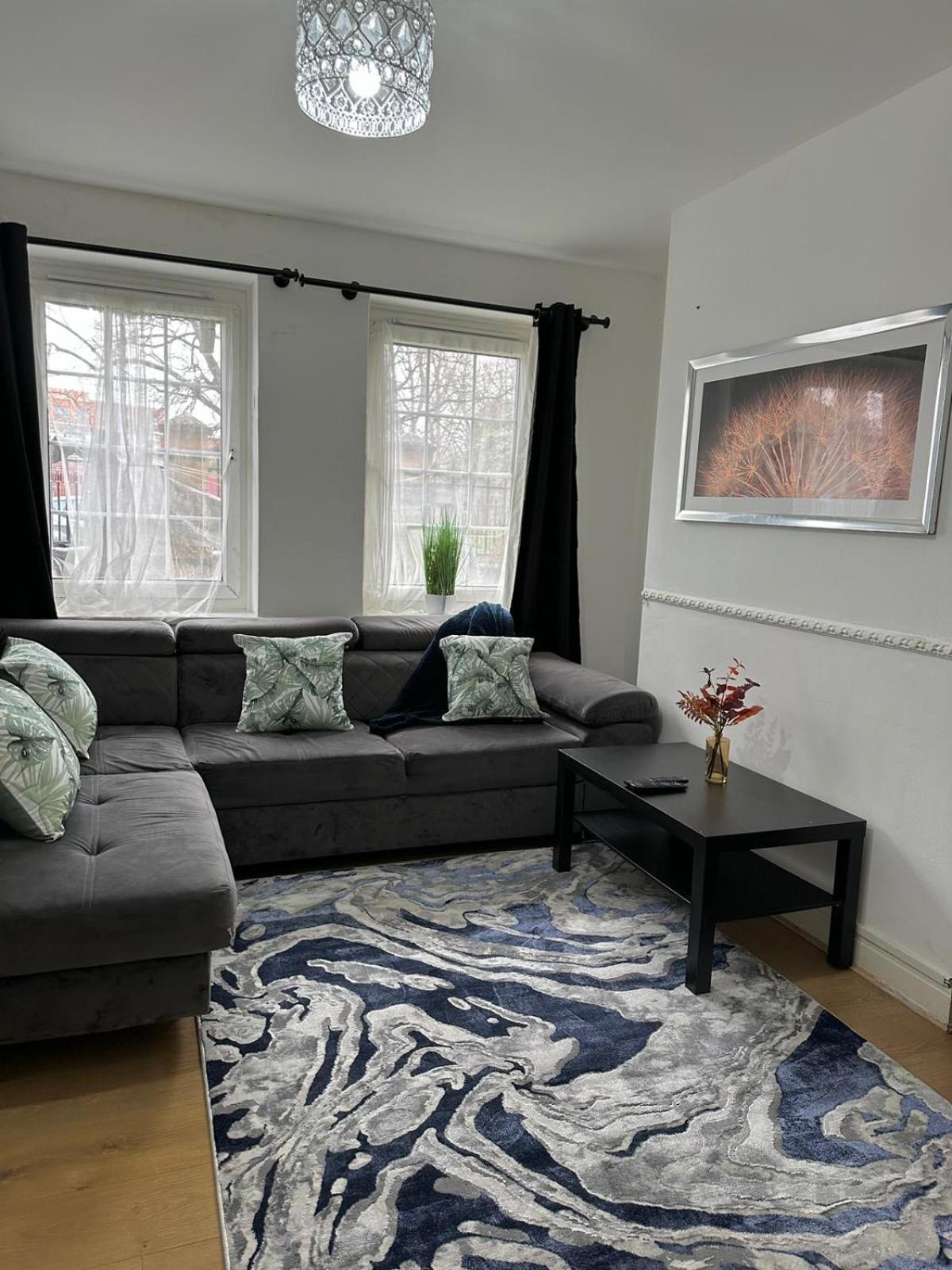 2 Bedroom Flat, 2 Minutes Walk To Bethnalgreen Station, Central Лондон Екстер'єр фото