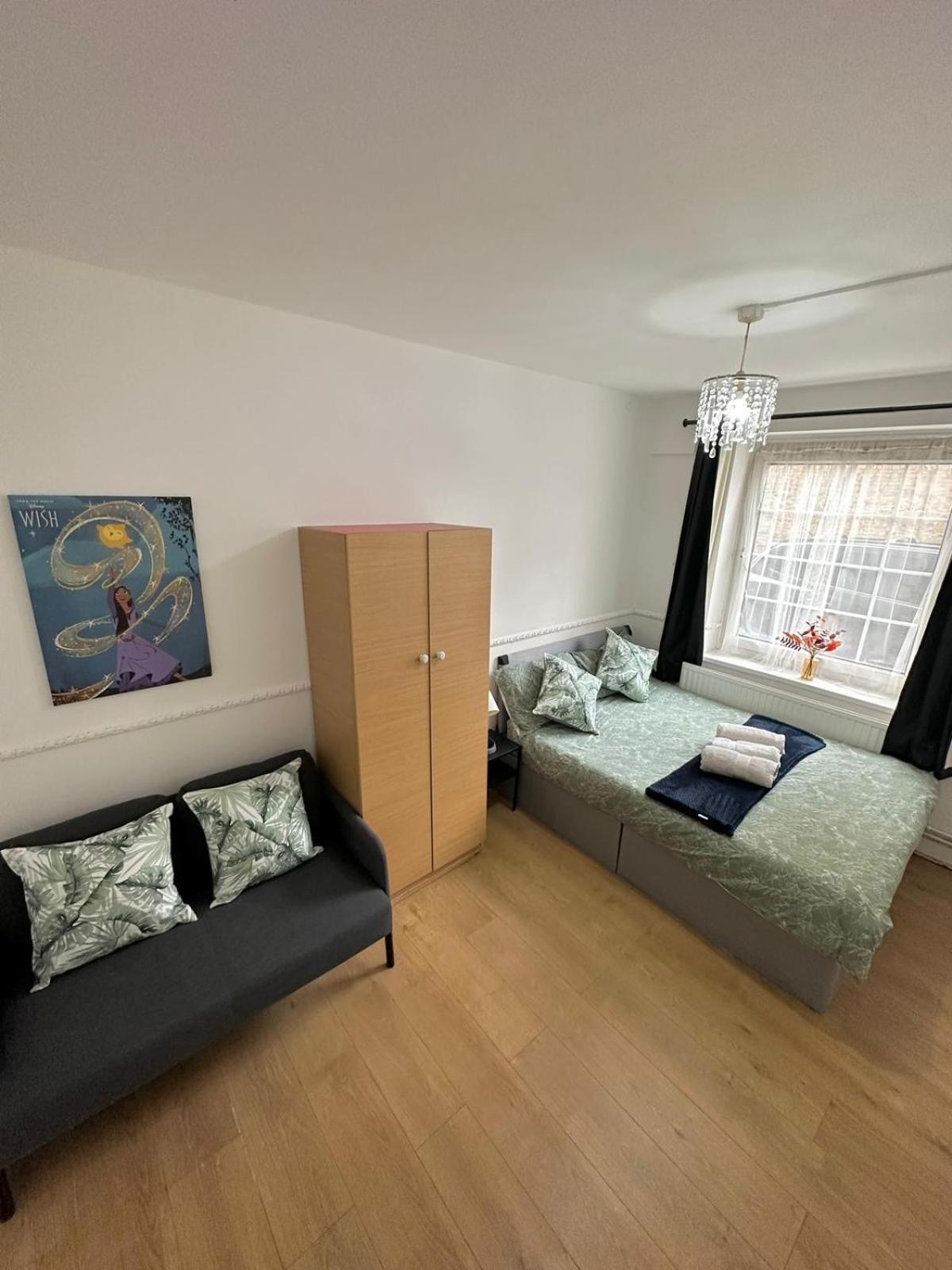2 Bedroom Flat, 2 Minutes Walk To Bethnalgreen Station, Central Лондон Екстер'єр фото