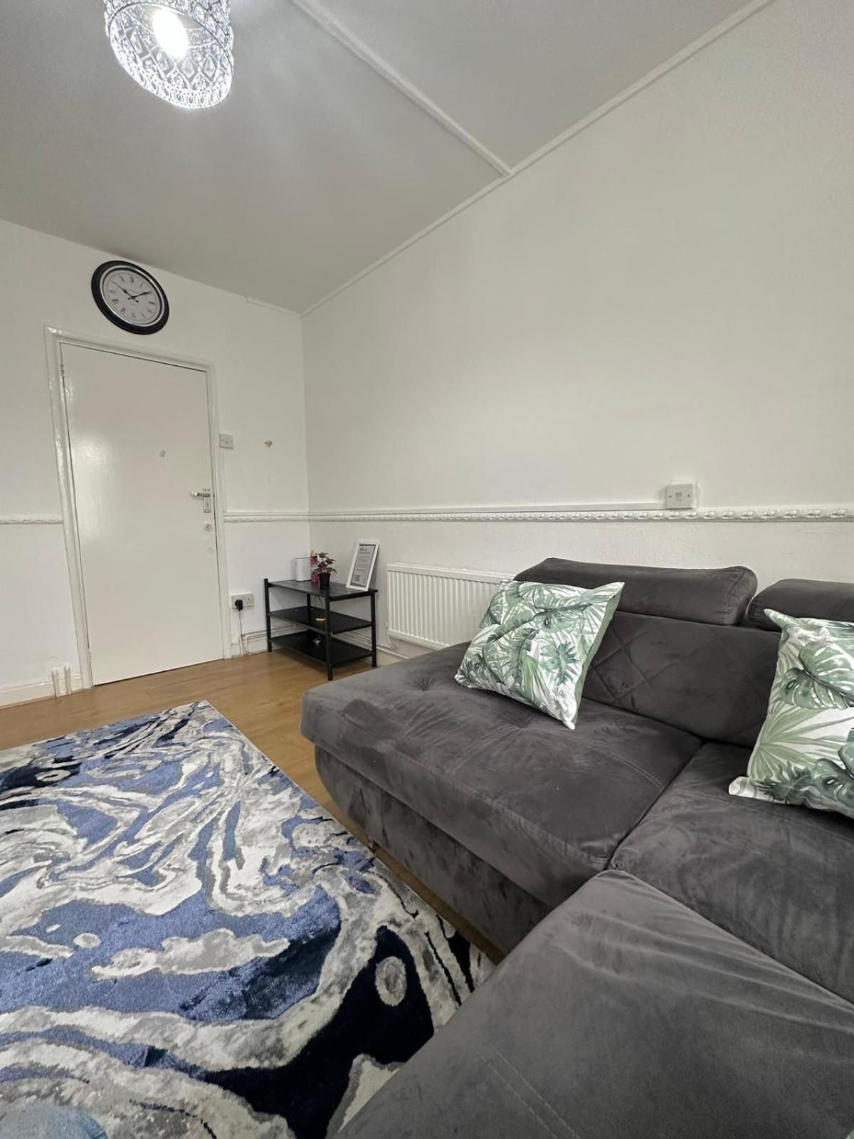 2 Bedroom Flat, 2 Minutes Walk To Bethnalgreen Station, Central Лондон Екстер'єр фото